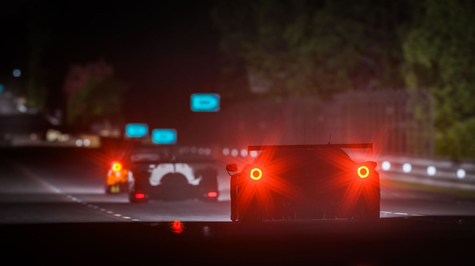 Le Mans Ultimate race at night