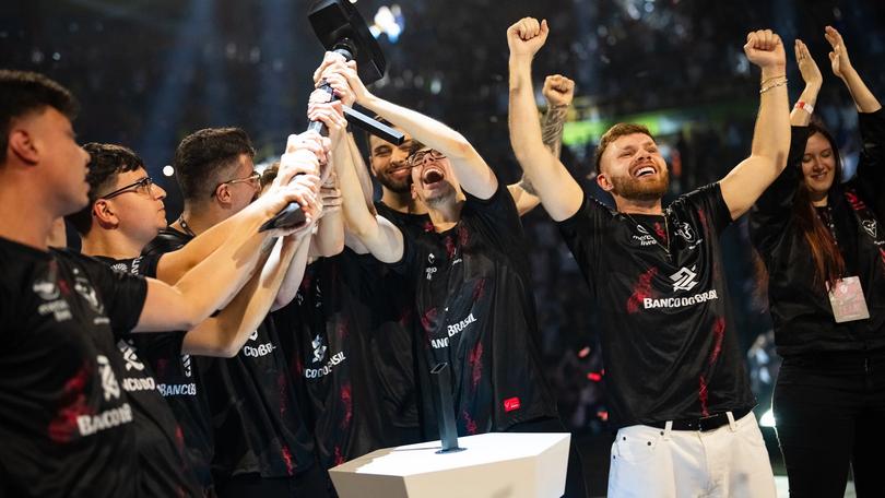 w7m esports lifting the Six Invitational 2024 hammer