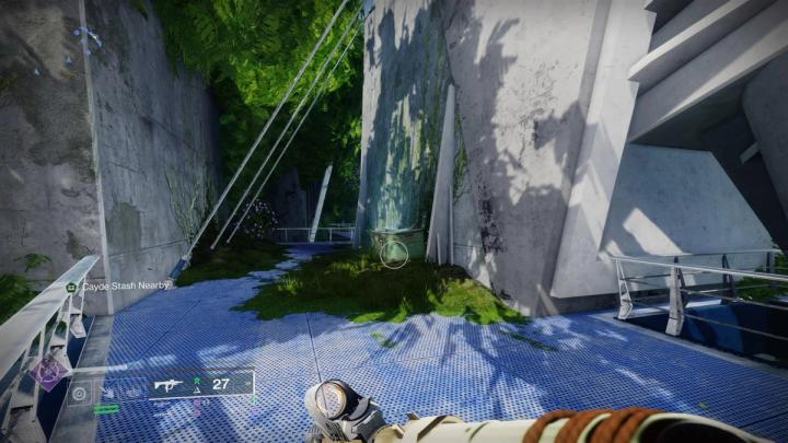 A chest right next to a massive wall sorrounded by greenery in Destiny 2