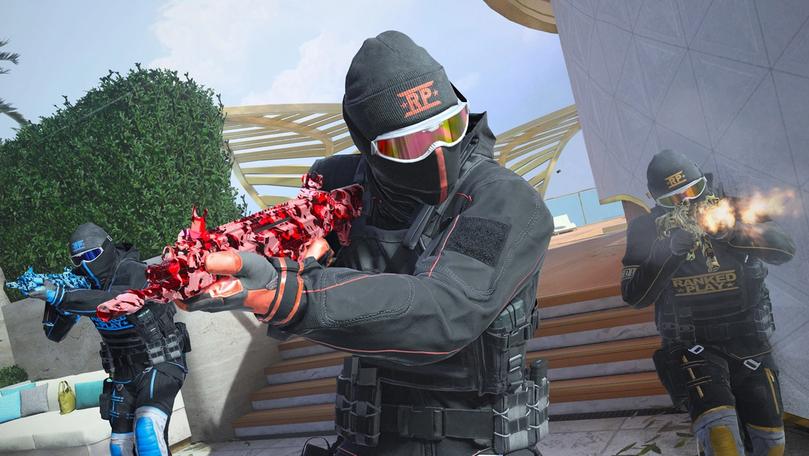 MW3 Ranked Play players posing with weapons while wearing Ranked Play skins