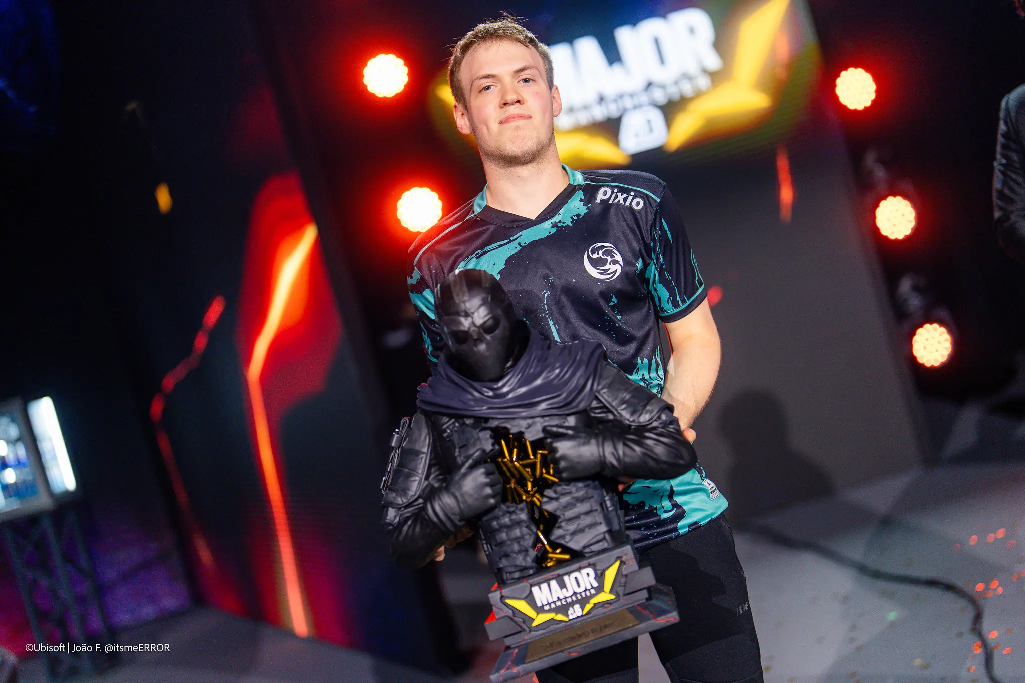 Gaveni at the BLAST R6 Major Manchester posing with the Deimos trophy