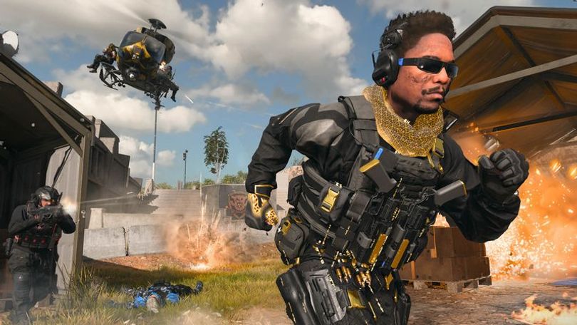 Warzone player running while enemy shoots at them and a helicopter carrying players in the sky
